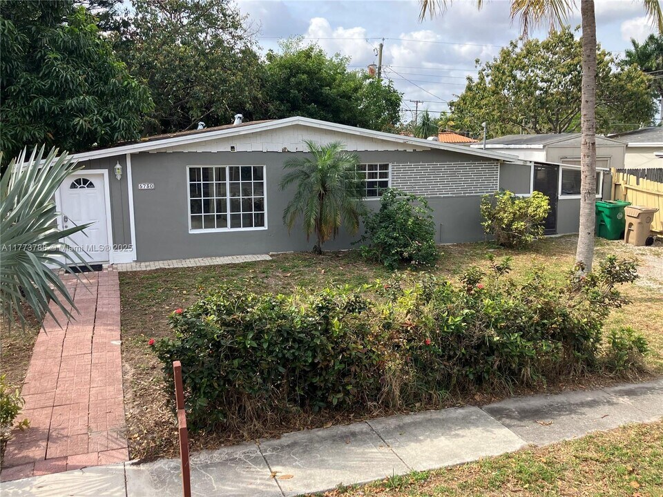 5730 SW 37th St in Davie, FL - Building Photo
