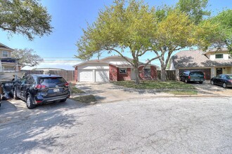 929 St Timothy St in Corpus Christi, TX - Building Photo - Building Photo