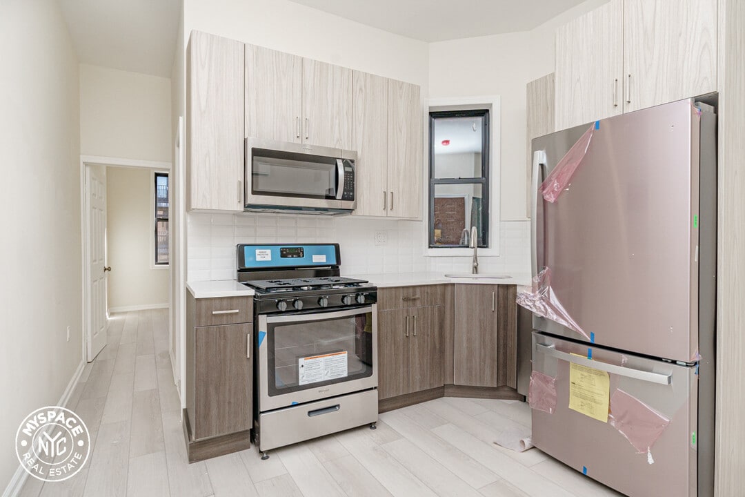 696 Hancock St, Unit 2R in Brooklyn, NY - Building Photo