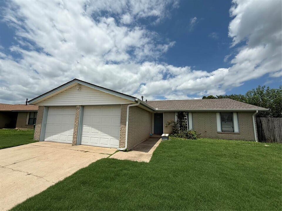1071 Raintree Mansion in Yukon, OK - Building Photo