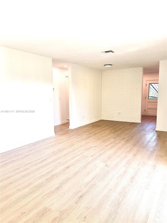 6815 Edgewater Dr in Coral Gables, FL - Building Photo - Building Photo