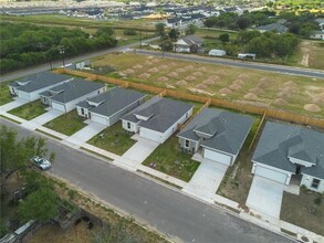 5220 West Dr, Unit Private Room in Edinburg, TX - Building Photo - Building Photo