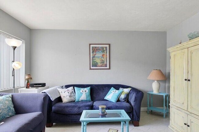 3000 Lake Osborne Dr in Lake Worth Beach, FL - Building Photo - Building Photo