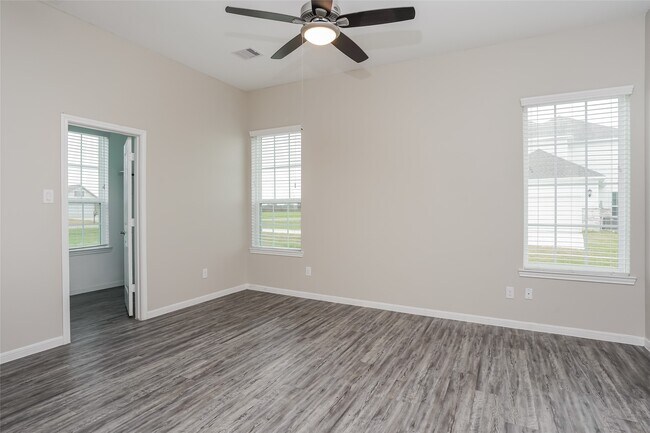 property at 1538 Lakeland Cir