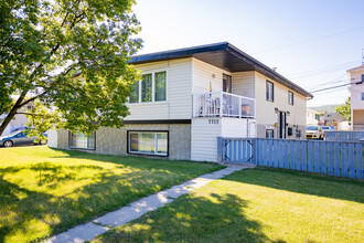 7713A 41 Av NW in Calgary, AB - Building Photo - Building Photo