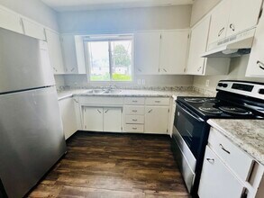 215 Miriam Dr, Unit B in Waterloo, IA - Building Photo - Building Photo