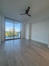 16385 Biscayne Blvd, Unit 305 in Aventura, FL - Building Photo - Building Photo