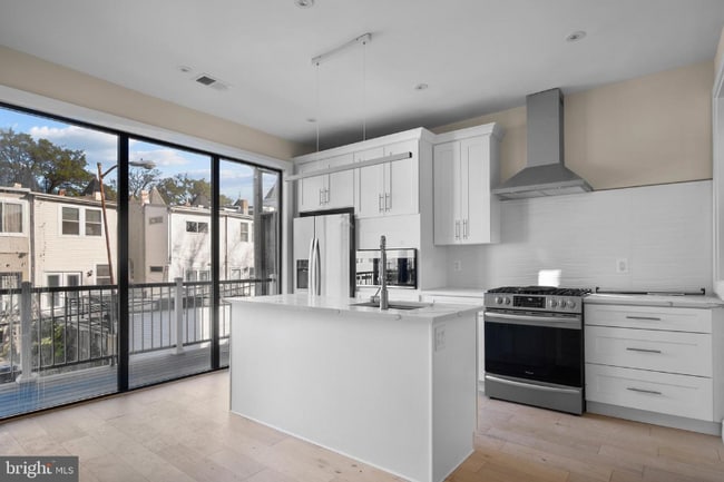 28 Todd Pl NE in Washington, DC - Foto de edificio - Building Photo