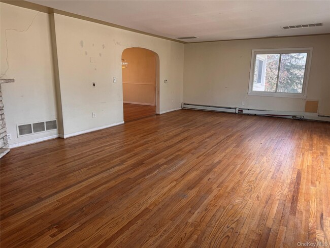 116 Williams Ave in Spring Valley, NY - Building Photo - Building Photo