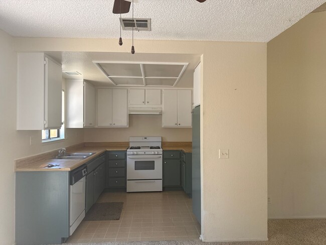 10777 Oakhurst Dr in Rancho Cucamonga, CA - Building Photo - Building Photo