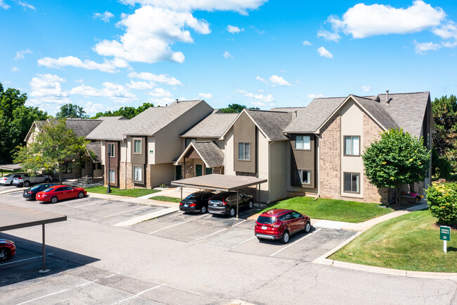 POLO CLUB APARTMENTS in Farmington Hills, MI - Foto de edificio - Building Photo