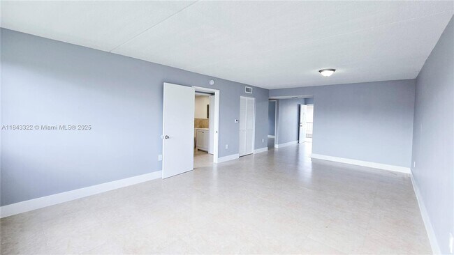 6175 NW 186th St in Hialeah, FL - Building Photo - Building Photo
