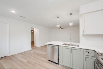 5706 Cougar Dr in Austin, TX - Foto de edificio - Building Photo