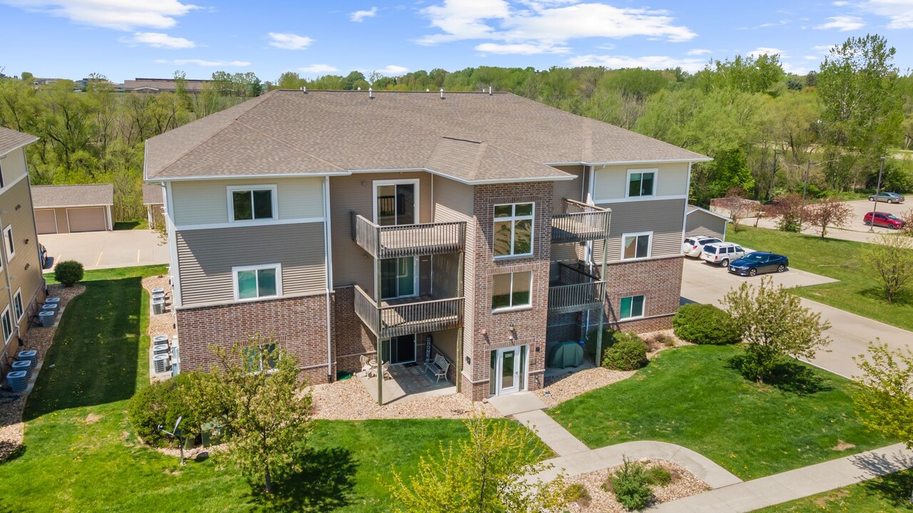 Cedar Hills Apartments in Cedar Falls, IA - Foto de edificio