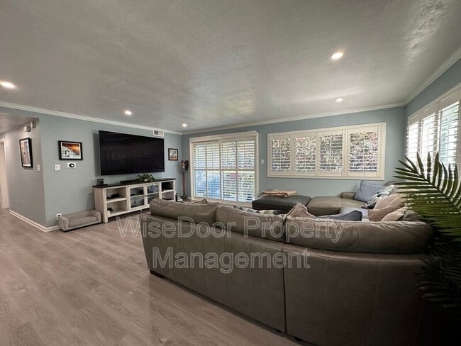 12035 Beverly Blvd in Whittier, CA - Building Photo - Building Photo