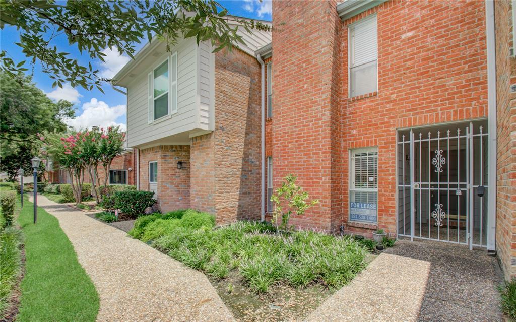 5949 Woodway Place Ct in Houston, TX - Foto de edificio