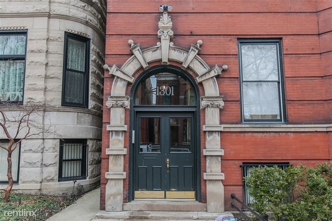 1301 N Hoyne Ave-Unit -Unit 2 in Chicago, IL - Building Photo - Building Photo