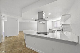 2080 Karen Ave in Las Vegas, NV - Foto de edificio - Building Photo
