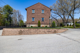 Hillcrest Townhomes in Andover, MA - Building Photo - Building Photo