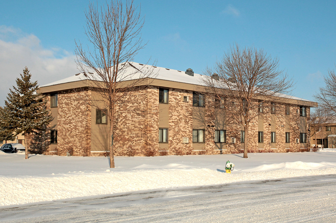 Dana Heights Apartments in Willmar, MN - Building Photo