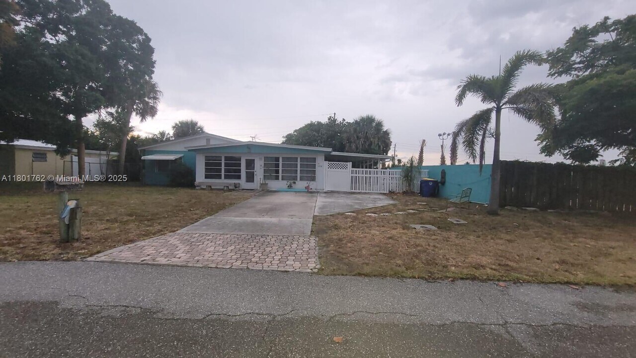 1624 NE Orion St in Jensen Beach, FL - Building Photo