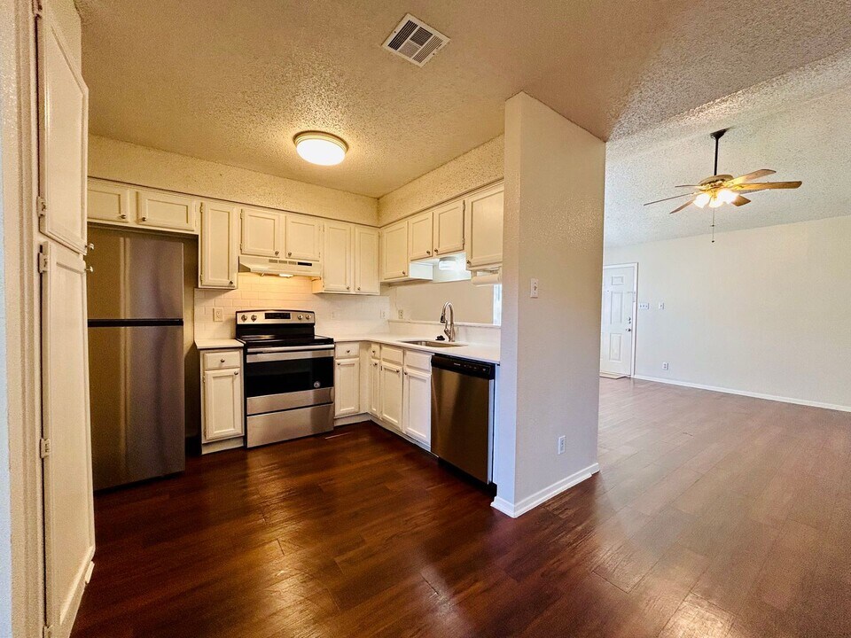 8802 Pineridge Dr in Austin, TX - Building Photo