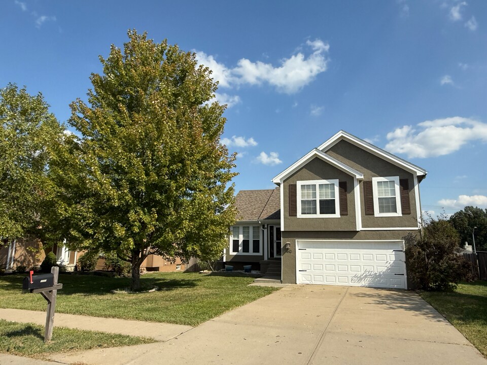 7443 N Lewis Ave in Kansas City, MO - Building Photo