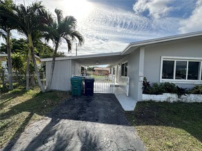 8822 SW 41st Terrace in Miami, FL - Building Photo - Building Photo