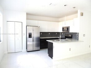 9336 W 34th Ct in Hialeah, FL - Foto de edificio - Building Photo