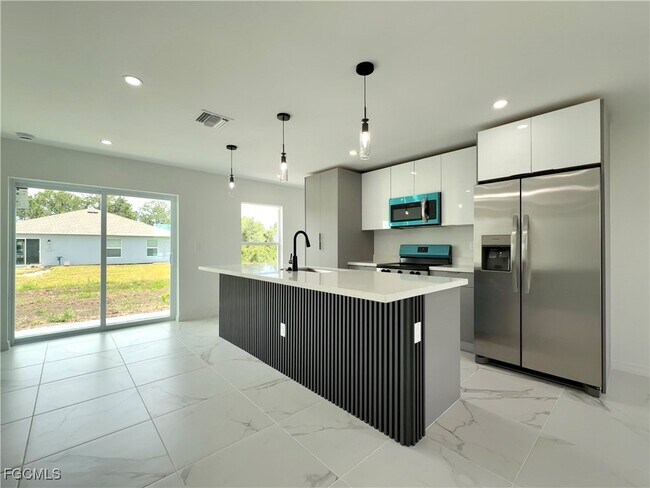 206 Pembroke St in Lehigh Acres, FL - Building Photo - Building Photo