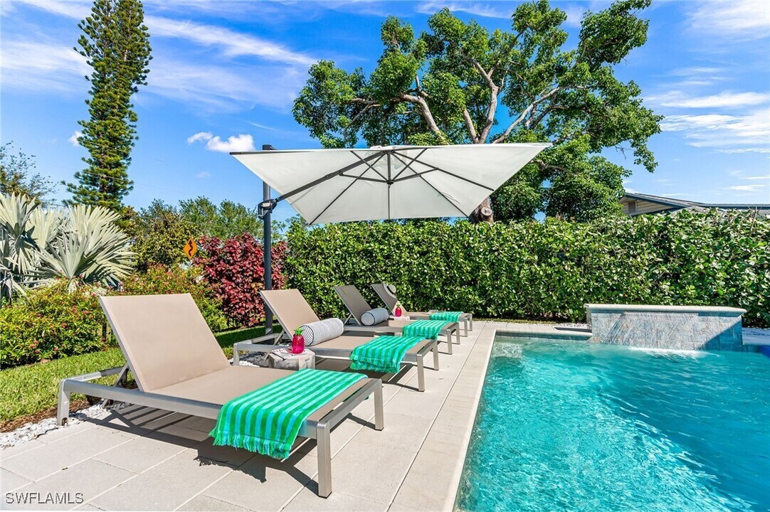 10690 8th St N in Naples, FL - Foto de edificio