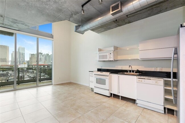 690 SW 1st Ct, Unit 1017 in Miami, FL - Building Photo - Building Photo