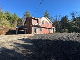 400 NW 7th Ave in Mill City, OR - Building Photo