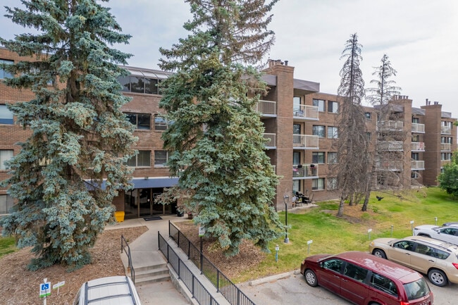 Woodlands Manor in Calgary, AB - Building Photo - Building Photo