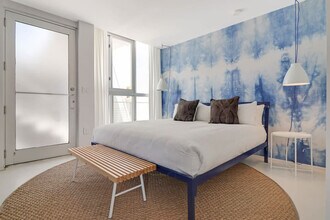 250 Collins Ave in Miami Beach, FL - Building Photo - Building Photo