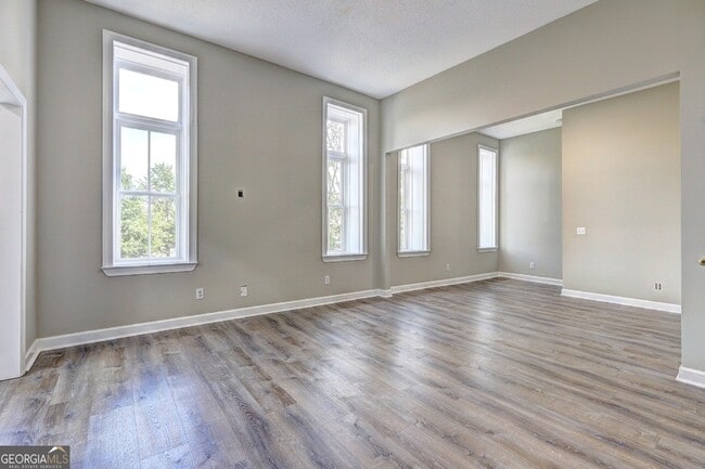 123 S Broad St in Monroe, GA - Foto de edificio - Building Photo