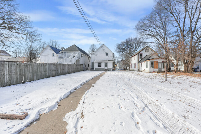 2627 Quincy St NE in Minneapolis, MN - Building Photo - Building Photo