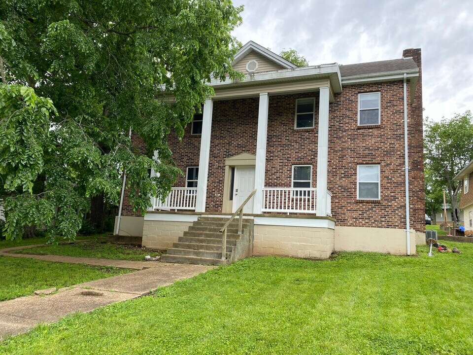212 W Jefferson St, Unit C in Potosi, MO - Building Photo