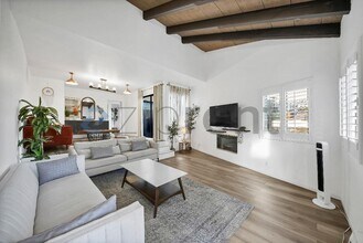 10444 Canoga Ave in Los Angeles, CA - Foto de edificio - Building Photo