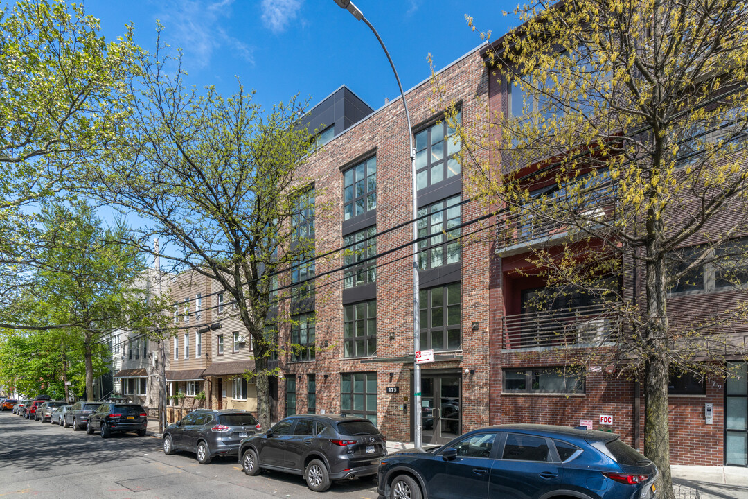 175 Jackson St in Brooklyn, NY - Foto de edificio