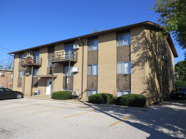 Robinhood Apartments in Bloomington, IL - Building Photo - Building Photo