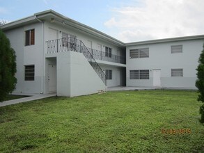 17175 NE 20th Ave in North Miami Beach, FL - Foto de edificio - Building Photo