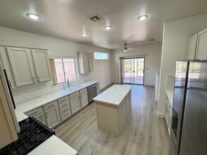 2084 Tiger Links Dr in Henderson, NV - Foto de edificio - Building Photo