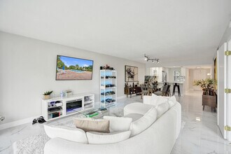 545 Oaks Ln in Pompano Beach, FL - Building Photo - Building Photo