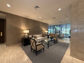 15 Greenway Plz in Houston, TX - Foto de edificio - Building Photo