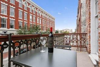 521 St Joseph St in New Orleans, LA - Foto de edificio - Building Photo