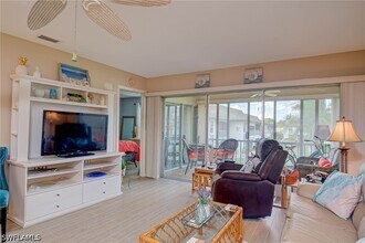 325 Charlemagne Blvd in Naples, FL - Building Photo - Building Photo