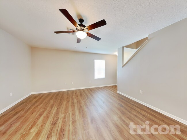 3799 Crossline Dr in Spring Hill, FL - Foto de edificio - Building Photo