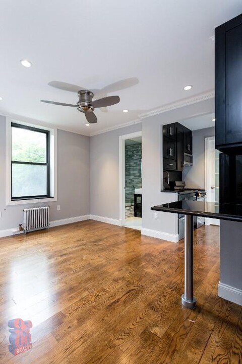 396 E 10th St in New York, NY - Building Photo