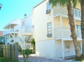 125 E Campeche St in South Padre Island, TX - Building Photo